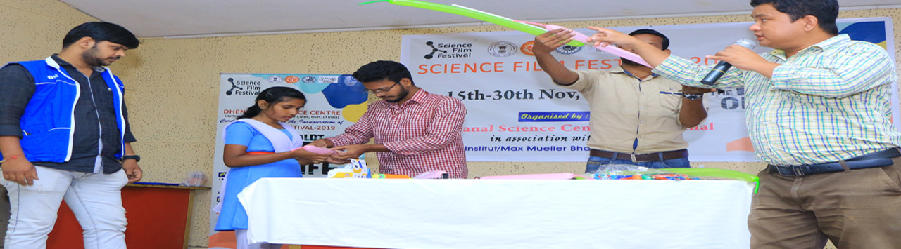 विज्ञान फिल्म महोत्सव के दौरान छात्रों द्वारा व्यावहारिक सत्र